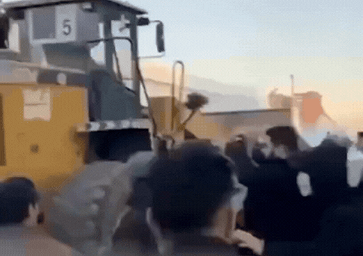 המון משולהב ניסה לפרוץ לשגרירות ארה"ב בעיראק | תיעוד