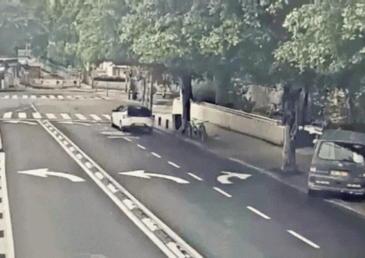 רכב נוסע סמוך לכיכר הבימה, עוצר ברמזור - ונפגע מרסיס