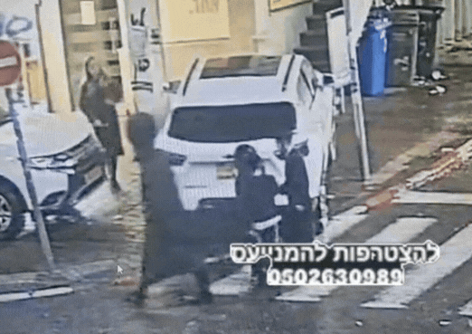 בלב בני ברק: אישה ניגשה לילד חרדי - וגזרה את פאותיו | צפו