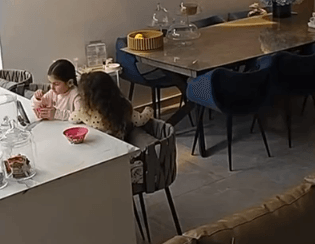 מציאות הזויה: התיעוד של שתי האחיות בזמן האזעקה ששבר את הרשת