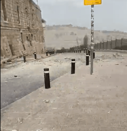 בסמוך להר הבית: תיעוד דרמטי מזירת הנפילה בעיר העתיקה | צפו
