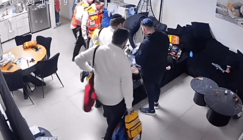 תושייה של ילד בן 8 הצילה את אימו לאחר שחטפה התקף חרדה | צפו