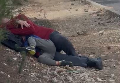 הגן עליו בגופו: סב זינק מעל נכדו בזמן אזעקה | תיעוד מרגש