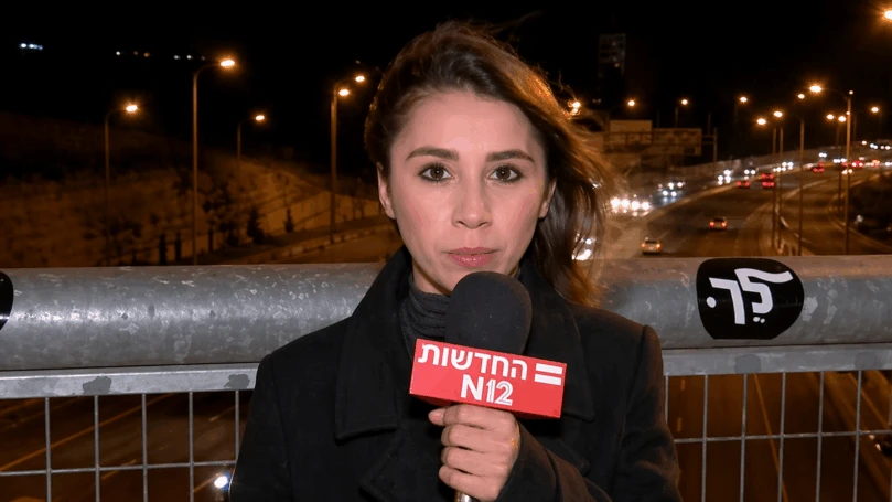 צפו: כתבת חדשות 12 שלעגה לנערים חרדים הותקפה בשידור חי