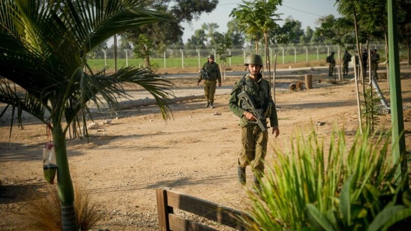 גבורה תחת אש: סיפור הקרב בקיבוץ חולית - תחקיר טבח 7/10