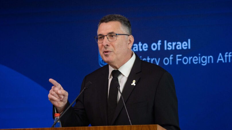 סער נגד מקבילו הבלגי: "אין לכם תוכנית למאבק באנטישמיות"