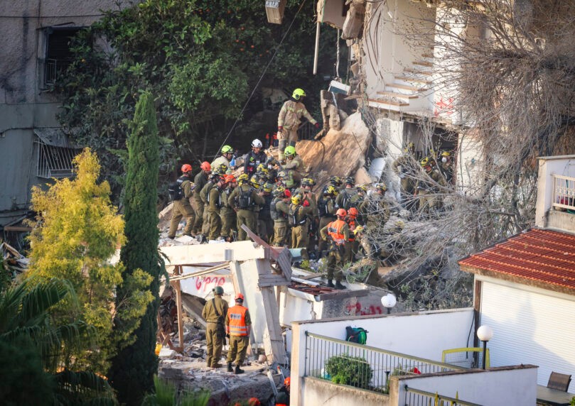 הנפילה בחיפה: שני לכודים ללא רוח חיים חולצו מההריסות