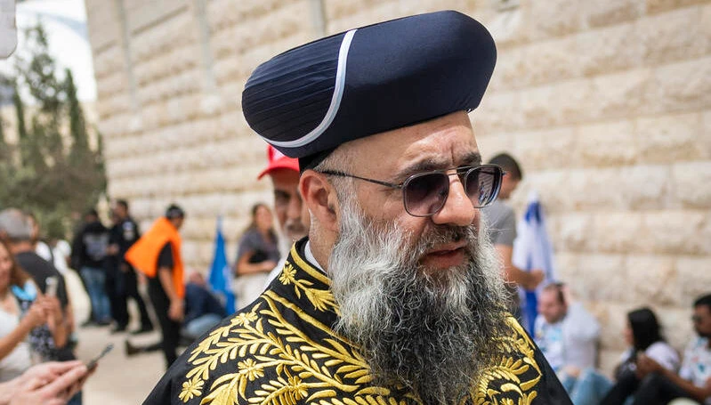 המתחזה יפסיק לעטות את הגלימה והמצנפת של הראשון לציון