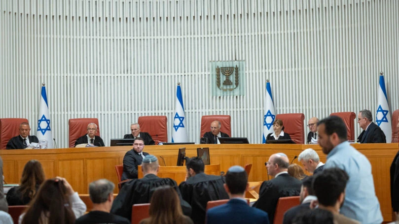 האם מידע ביטחוני מסווג חשוף להאזנה בתוך כותלי בית המשפט?