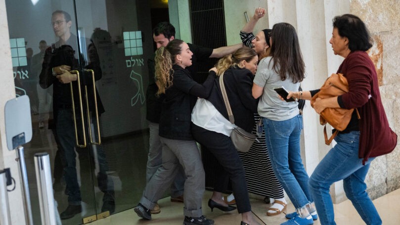 תיעודים דרמטיים: שופטי בג"ץ פונו בשל ניסיונות פריצה לאולם