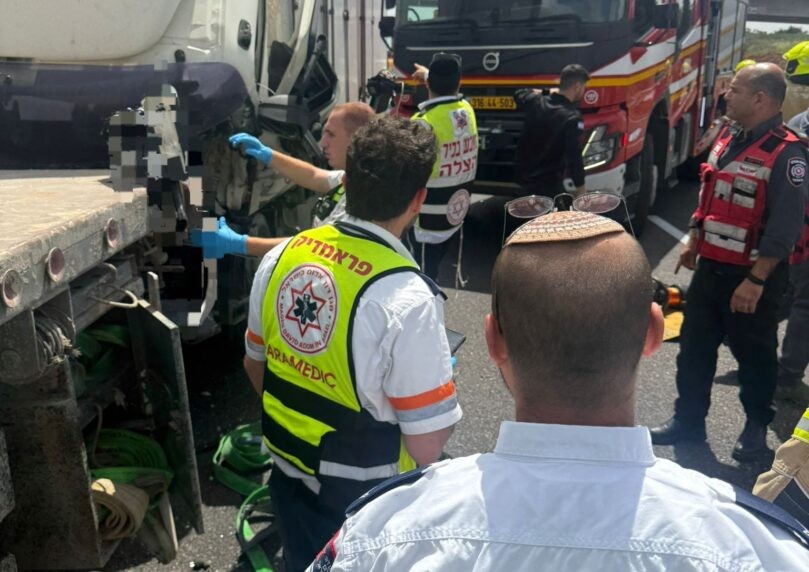תאונה קטלנית בכביש 6: גבר נהרג בהתנגשות עם משאית ורכב פרטי