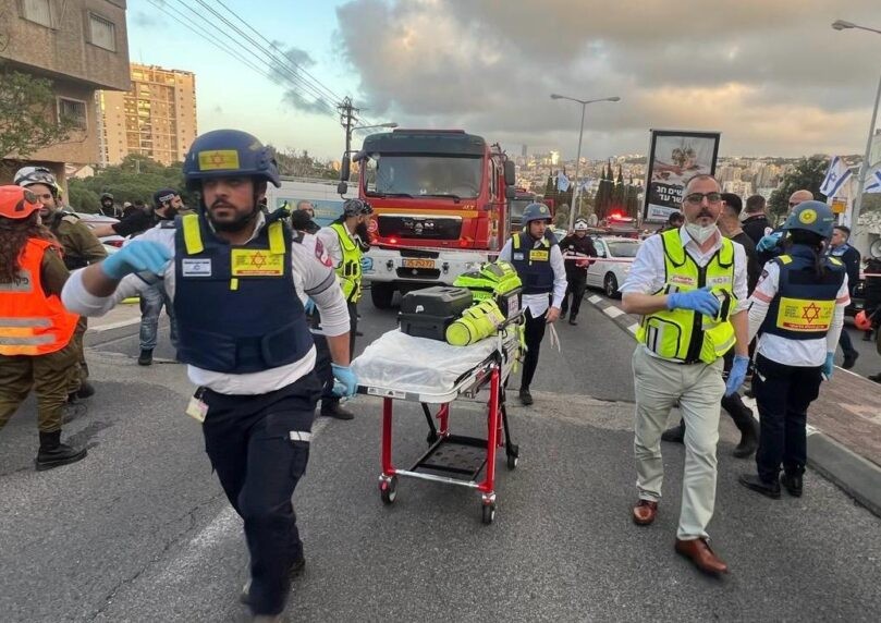 נפילה בחיפה: 9 בני אדם נפצעו, בהם בן 83 במצב קשה