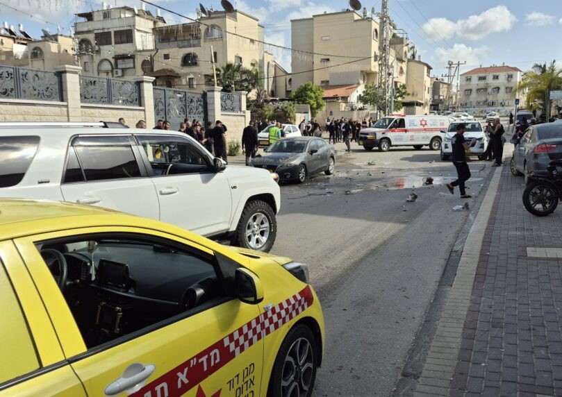 עשן כבד ומכונית באוויר: תיעוד מרגעי הנפילה בפתח תקווה