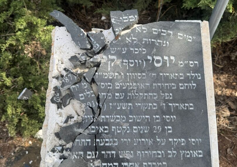 מזעזע: גבר ניתץ אנדרטה לזכר שוטר שנרצח בפיגוע