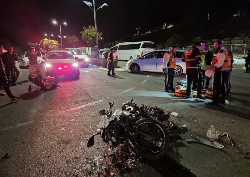 2 צעירים נפצעו באורח קשה בהתנגשות בין אופנוע לרכב בבית שמש