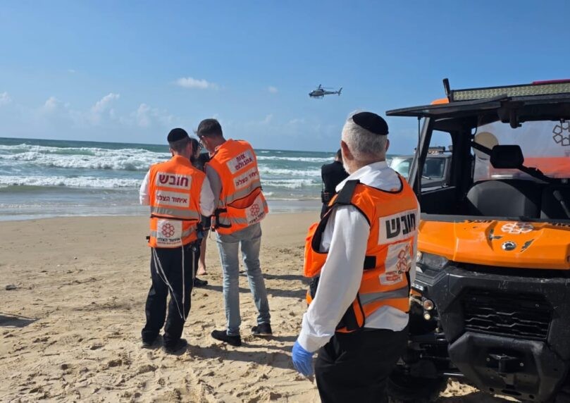 צעיר בן 18 נמשה במצב אנוש מהים בנתניה, סריקות במים אחר אחיו