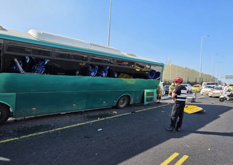 עשרות פצועים בהתהפכות אוטובוס במרכז