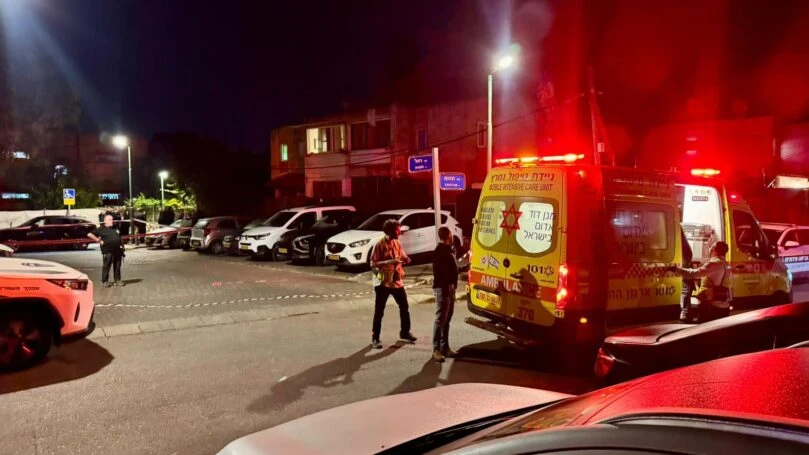 חשד לניסיון רצח בהרצליה: בן 45 נורה ברחוב ומצבו אנוש