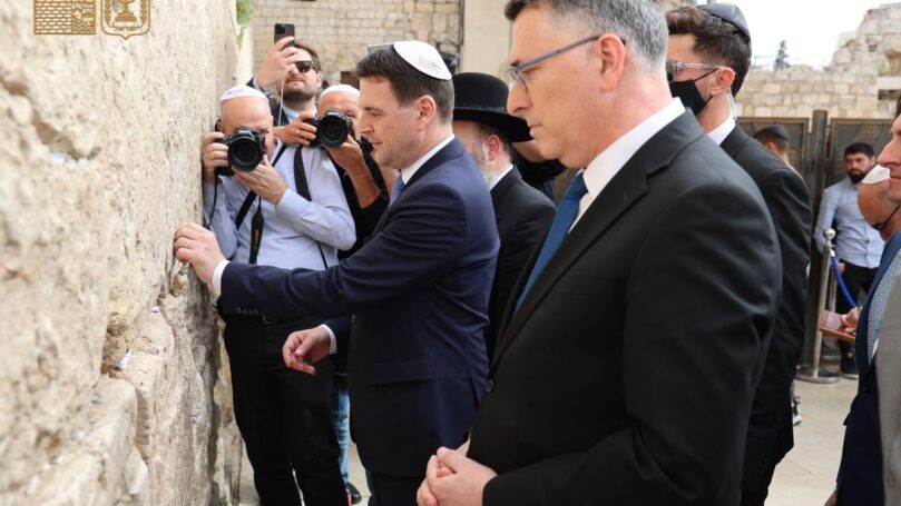 ביום השואה: שר החוץ של צ’כיה הגיע לכותל - והעביר מסר לישראל