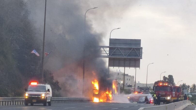 בעקבות משאית שעלתה באש: כביש 1 נחסם לתנועה | תיעוד