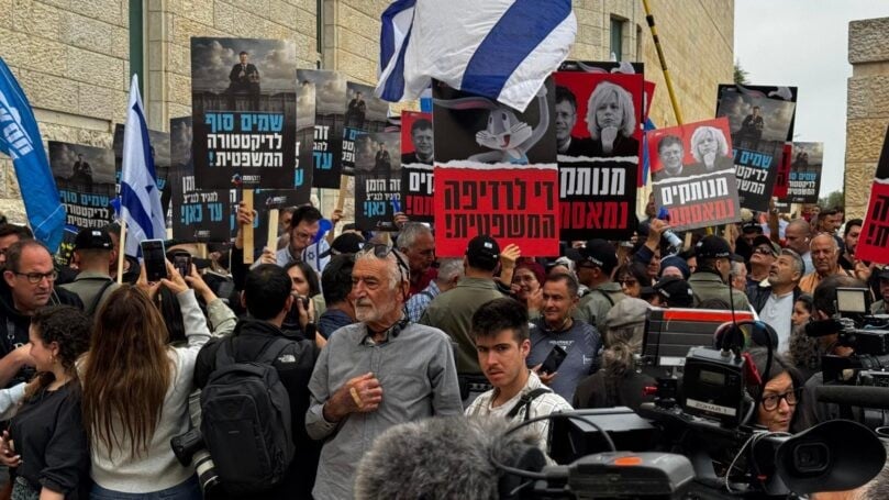 בג"ץ דן בעתירות להדחת השר בן גביר; מחאה מחוץ לביהמ"ש