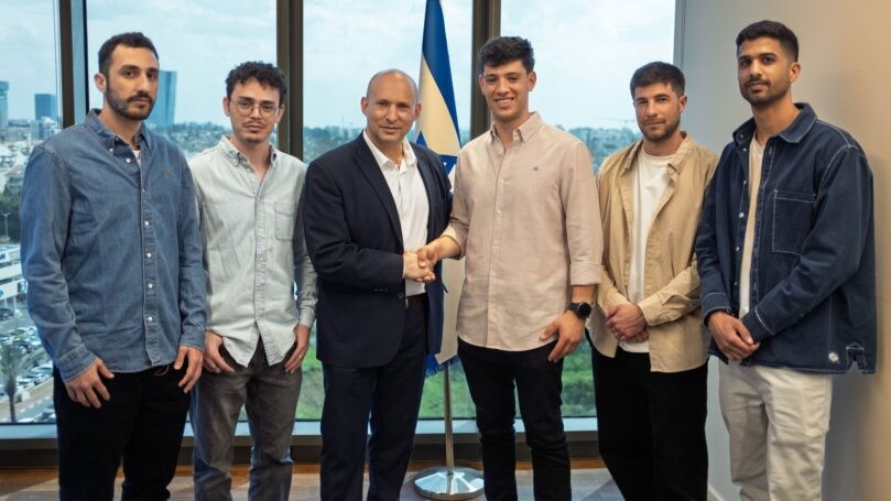 תחקיר מיוחד: כל מה שלא סיפרו לכם על השותף החדש של בנט