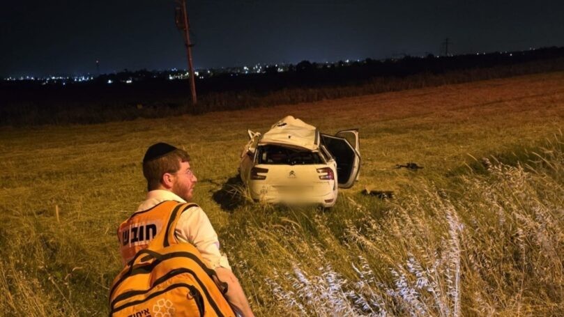 כביש שש: רכב הועף לשטח, פצוע קשה נאבק על חייו