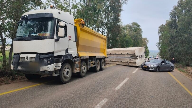 נהג המשאית סטה מהכביש, התהפך - וגרם למותה של נהגת