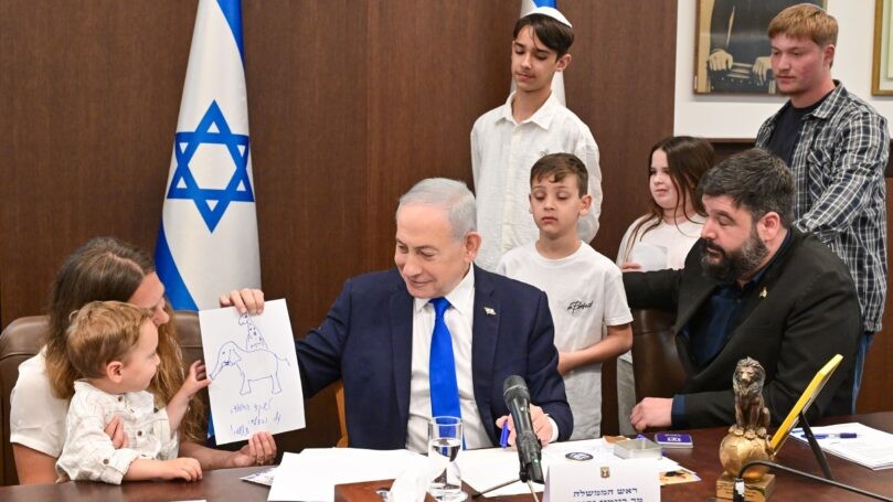 נתניהו משתף: "כאילו מישהו לקח גרזן והוריד לי יד ורגל"