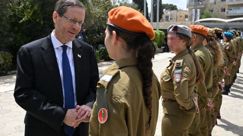 הנשיא פגש את החיילים המצטיינים: "רגע שתיקחו איתכם לחיים"