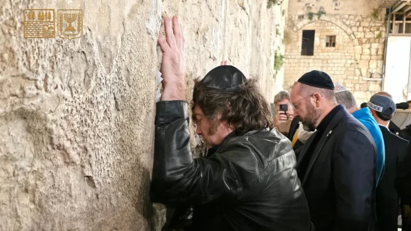 "מרגיש קרוב לאלוקים!": חאבייר מיליי חתם את ביקורו בכותל