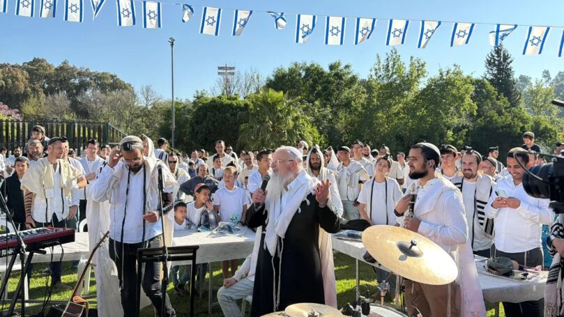 לא שוכחים את הצפון: אלפים בתפילת עצמאות חגיגית בקריית שמונה