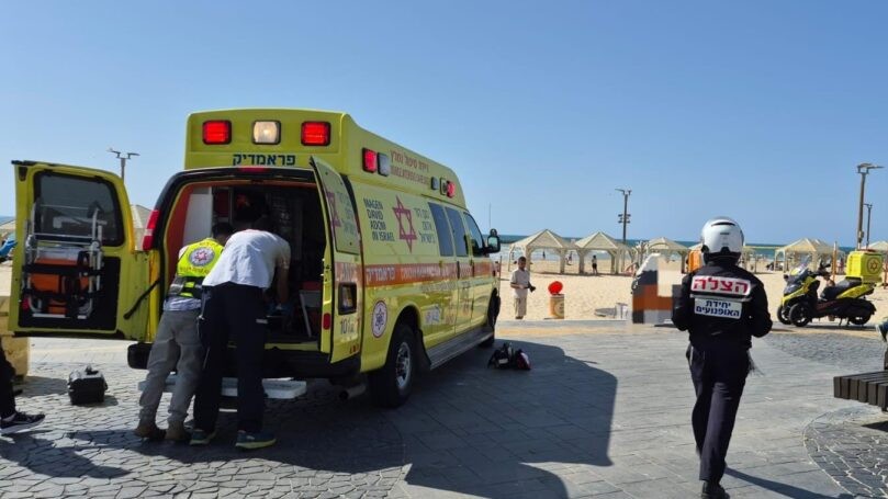 גבר כבן 30 טבע בחוף בתל אביב ופונה במצב אנוש