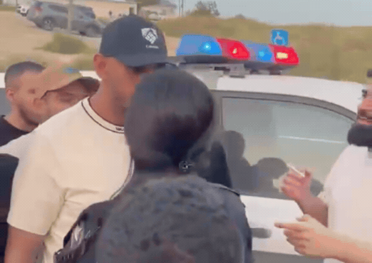 "ככה נראית משילות": שוטרת אחת מול עשרות ערבים בתראבין | צפו