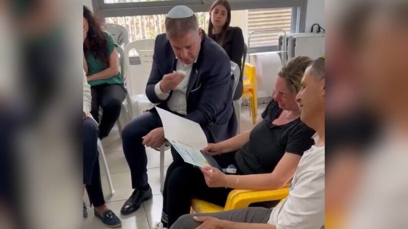 קורע לב: הוריו של עידן פוקס ז"ל קיבלו את תעודת הבגרות שלו