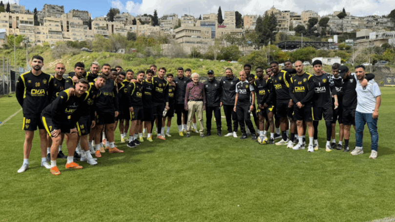 המפגש המרגש של ניצול השואה עם שחקני בית"ר ירושלים