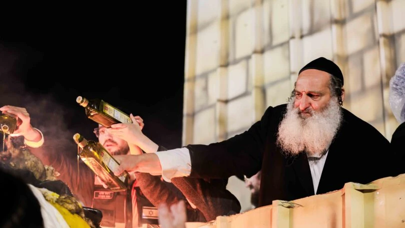 צפו: רגעי השיא מהדלקת האדמו"ר מבאיאן והמהומה בציון הרשב"י