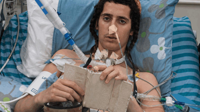 המתיישב שנורה בידי שוטר בגיל 17 והפך למשותק מדבר | צפו