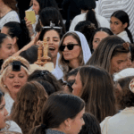 חילול הקודש: נשות הפרובוקציה ביזו את ספר התורה ברחבת הכותל