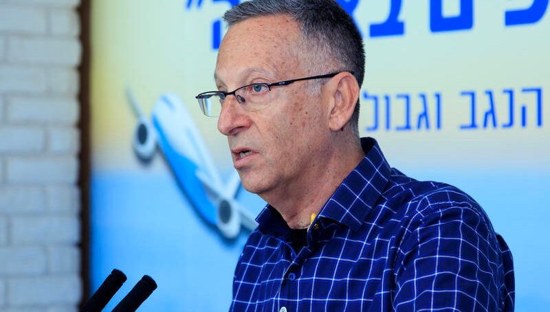 אחרי 18 שנה: יוזם פרויקט תמונות החטופים בנתב"ג פורש מתפקידו