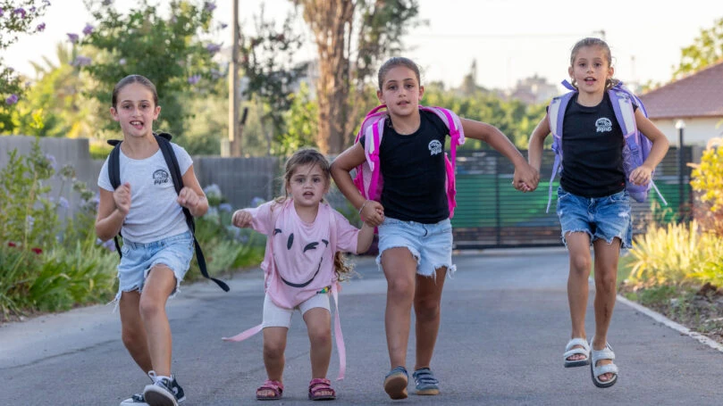 המרוץ לחזרה ללימודים: כמה תשלמו על חולצות בית ספר השנה?