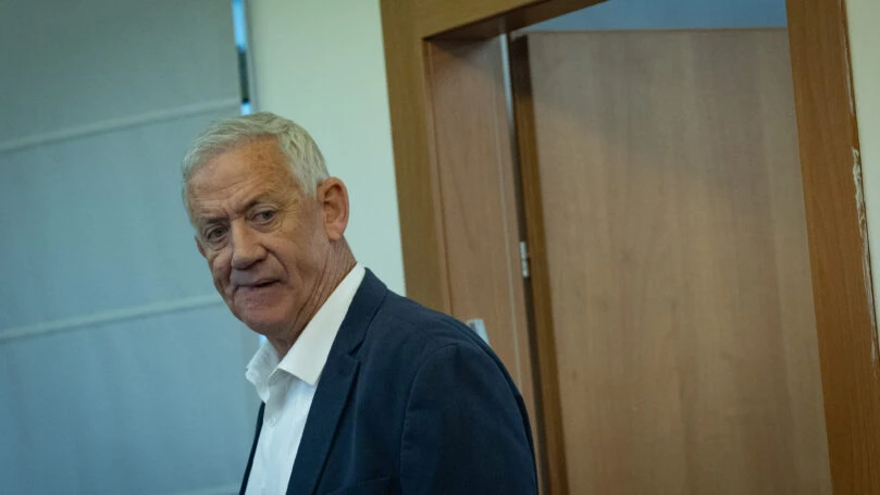 גנץ במתקפה חסרת תקדים על לפיד: "אין מקום בחיים הציבוריים"