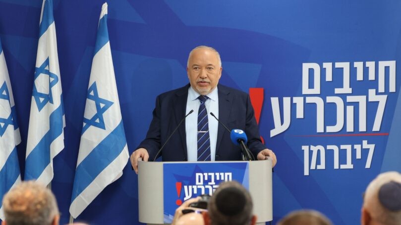 ליברמן מבהיר: "יתהפך העולם - לא אשב עם נתניהו"