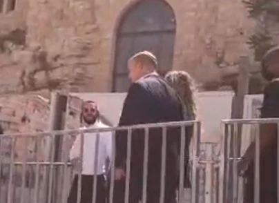 נפתלי בנט הגיע לכותל והתקבל בקריאות "ביבי המלך" | צפו