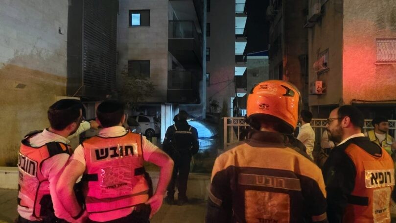 פ"ת: רכב עלה באש סמוך לבניין מגורים, דיירים חולצו מהמבנה