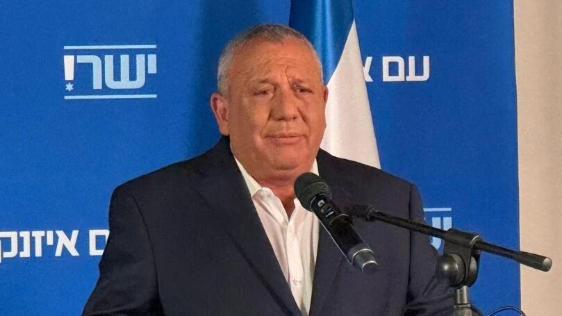 איזנקוט מזמין את נתניהו לעימות פומבי: "קבע תאריך ומקום"