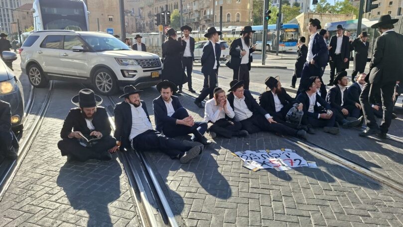 בעקבות מעצר עריק: מפגינים חסמו את הרכבת הקלה בירושלים