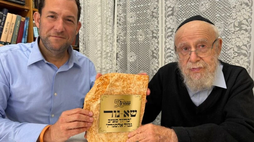 צפו: המפגש המרגש של יוסי דגן עם הרב דוב ליאור והאבן מהמצודה