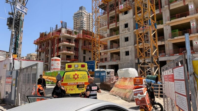 אסון בירושלים: פועל נהרג מפגיעת תבנית ברזל בקומה השישית