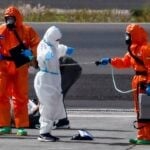 דיווח: אזרח בריטי נדבק בנגיף הקטלני, צוות רפואי הוצנח למקום